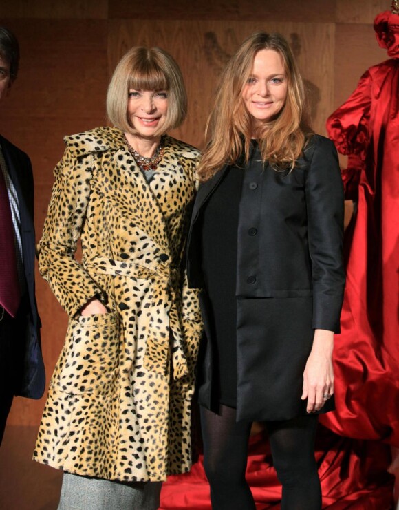 Anna Wintour et Stella McCartney lors de la présentation de l'exposition dédiée à Alexander McQueen à Londres, le 22 février 2011