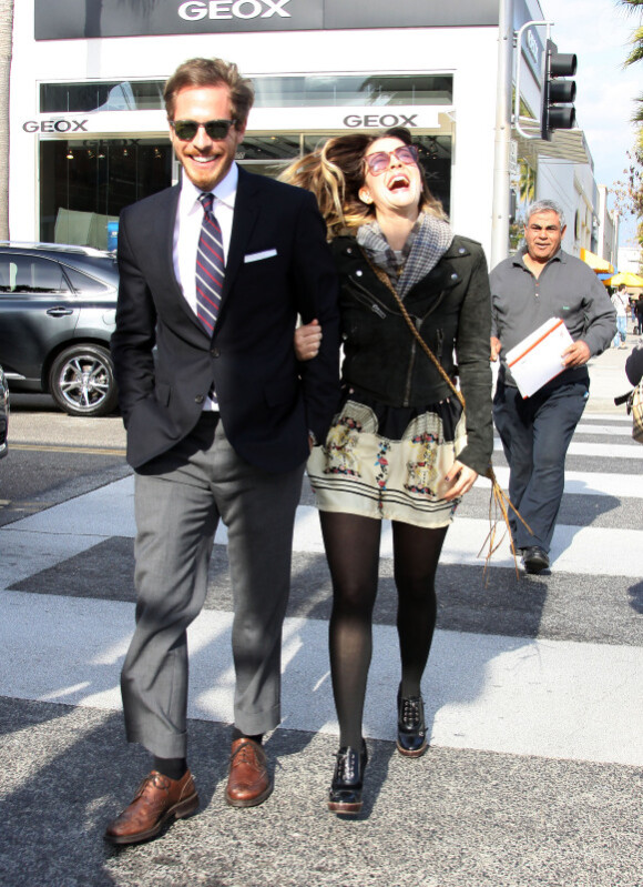 Drew Barrymore se balade avec un ami, Will Kopelman à Beverly Hills, le 23 février 2011
