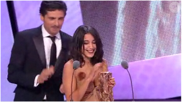 Leïla Bekhti reçoit le prix du Meilleur espoir féminin pour son rôle dans Tout ce qui brille, lors de la 36e nuit des César, vendredi 25 février 2011.