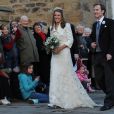 Au mariage de Lady Katie Percy, le 26 février 2011, célébré au château d'Alnwick de son père le duc de Northumberland, Chelsy Davy (en bleu) a fait un retour remarqué sur le sol britannique, avec Pippa Middleton (en noir et fuchsia).