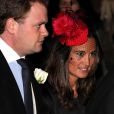 Au mariage de Lady Katie Percy, le 26 février 2011, célébré au château d'Alnwick de son père le duc de Northumberland, Chelsy Davy (en bleu) a fait un retour remarqué sur le sol britannique, avec Pippa Middleton (en noir et fuchsia).