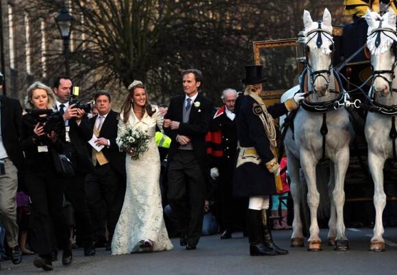 Au mariage de Lady Katie Percy, le 26 février 2011, célébré au château d'Alnwick de son père le duc de Northumberland, Chelsy Davy (en bleu) a fait un retour remarqué sur le sol britannique, avec Pippa Middleton (en noir et fuchsia).