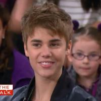 Justin Bieber, en direct à la télé, fait un scandale si on touche à ses cheveux!