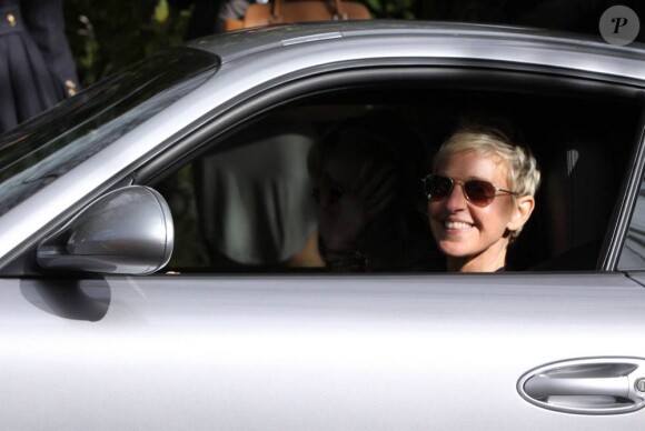 Ellen DeGeneres et Portia De Rossi à la sortie d'une soirée organisée...un après-midi dans une résidence privée de Beverly Hills le 26 février 2011