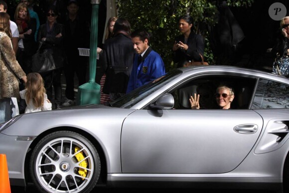Ellen DeGeneres et Portia De Rossi à la sortie d'une soirée organisée...un après-midi dans une résidence privée de Beverly Hills le 26 février 2011