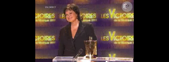 Maurane remet la récompense de l'Artiste interprète masculin, lors de la seconde moitié des Victoires de la Musique 2011, mardi 1er mars sur France 2.