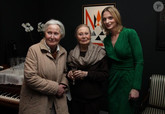 Michèle Morgan fête ses 91 ans à Paris le 1er mars 2011. Ici, avec sa soeur Hélène Roussel et sa petite fille Sarah Marshall