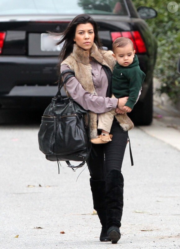 Kourtney Kardashian et son fils Mason, à Beverly Hills le 18 février 2011