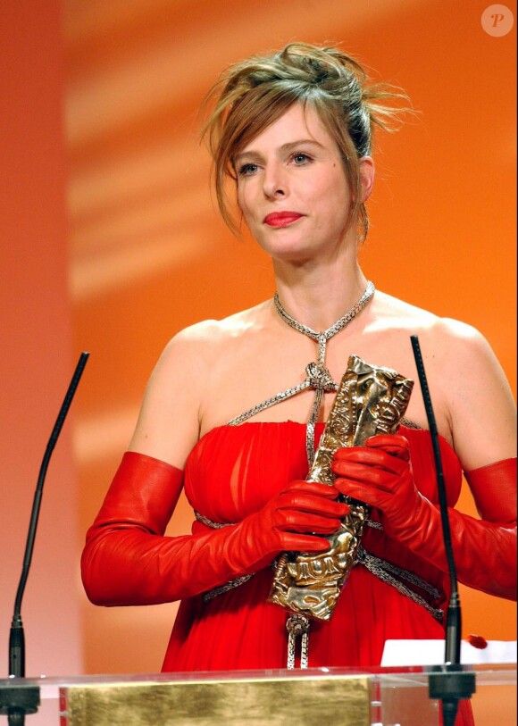 Karin Viard reçoit le César de la meilleure actrice dans un second rôle pour Embrassez qui vous voudrez en 2003