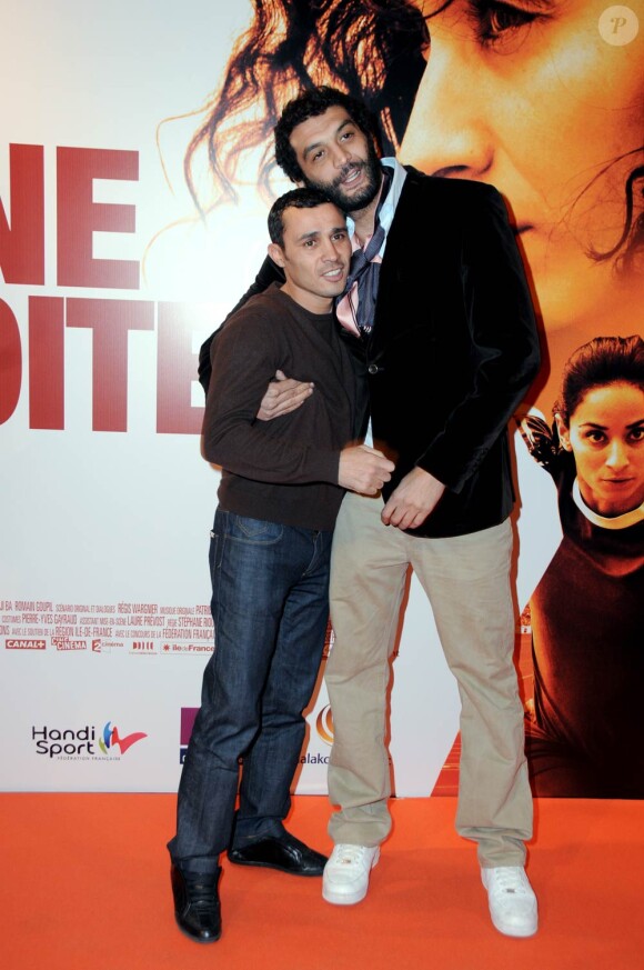 Brahim Asloum et Ramzy Bédia lors de l'avant-première de La ligne droite, qui s'est tenue au Gaumont Opéra, à Paris, le 3 mars 2011.