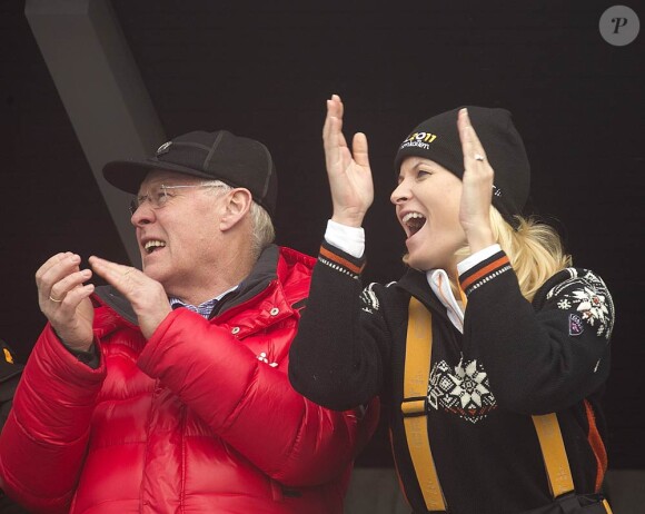 Victoria et Daniel de Suède ont rejoint Mette-Marit et Haakon de Norvège et toute la famille royale les 3 et 4 mars 2011 pour vibrer à l'occasion des championnats du monde de ski nordique à Oslo !