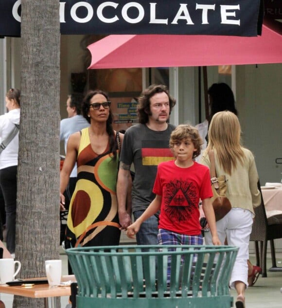 Barbara Feltus, son fils Elias et son mari Arne Quinze passent la journée ensemble lors de leurs vacances à Miami, le 6 mars 2011.