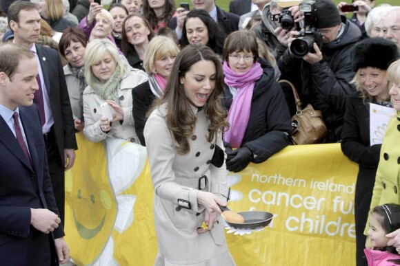 Kate Middleton et le prince William étaient en visite à Belfast le 8 mars 2011, où ils ont notamment démontré leurs aptitudes pour le lancer de crêpe et le planter de poteau.