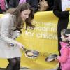 Kate Middleton et le prince William étaient en visite à Belfast le 8 mars 2011, où ils ont notamment démontré leurs aptitudes pour le lancer de crêpe et le planter de poteau.