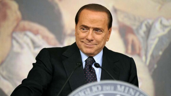 Silvio Berlusconi : Le "papi" flambeur s'est offert une nouvelle mâchoire...