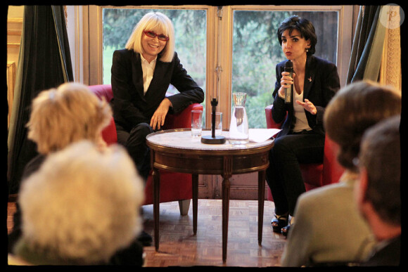 Rachida Dati et Mireille Darc le 8 mars 2011 à Paris pour une conférence débat sur les cancers féminins, lors de la journée internationale de la femme