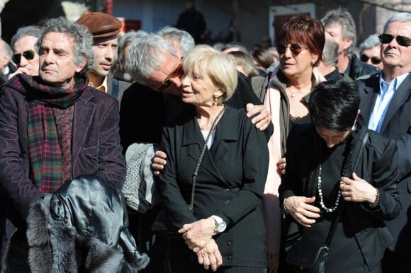 Colette, l'épouse de Jean Ferrat, lors d'une cérémonie hommage au poète sur la place du village d'Antraigues-sur-Volane, le 16 mars2010