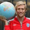 Peter Crouch pose pour une cause humanitaire à Londres en novembre 2009