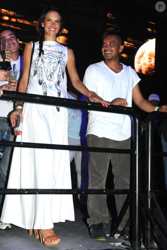 Alessandra Ambrosio s'éclate en soirée à Florianopolis au Brésil en écoutant le DJ Bob Sinclar le 11 mars 2011 