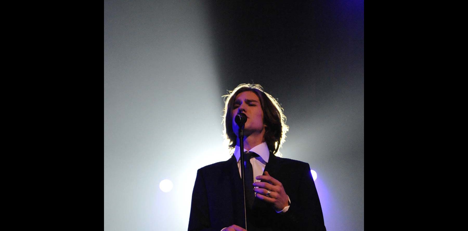 Eurovision 2011 : Amaury Vassili vous présente sa dulcinée... - Purepeople