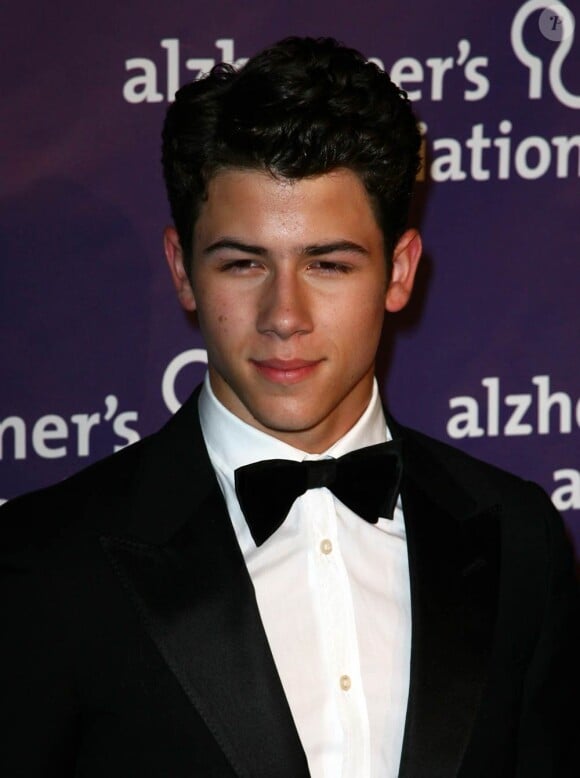 Nick Jonas à l'occasion du 19e Night at Surdi's Fundraiser Dinner, dans la prestigieuse enceinte du Beverly Hilton de Beverly Hills, à Los Angeles, le 16 mars 2011.