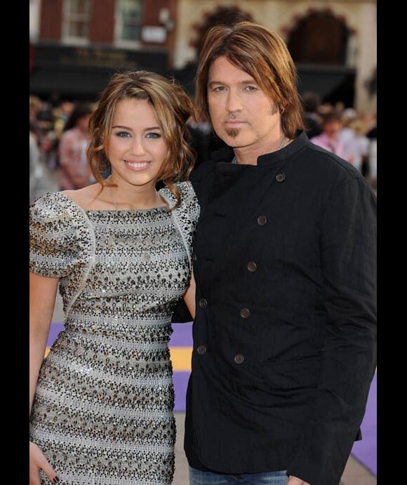 Billy Ray Cyrus avec sa fille Miley à Londres en avril 2009 pour la première d'Hannah Montana : The Movie