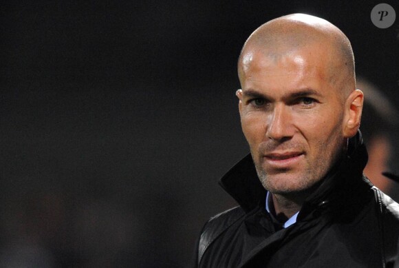 Après les attaques de Christophe Alévêque, c'est au tour d'Eugène Saccomano de s'en prendre à Zidane et à sa passion de l'argent...