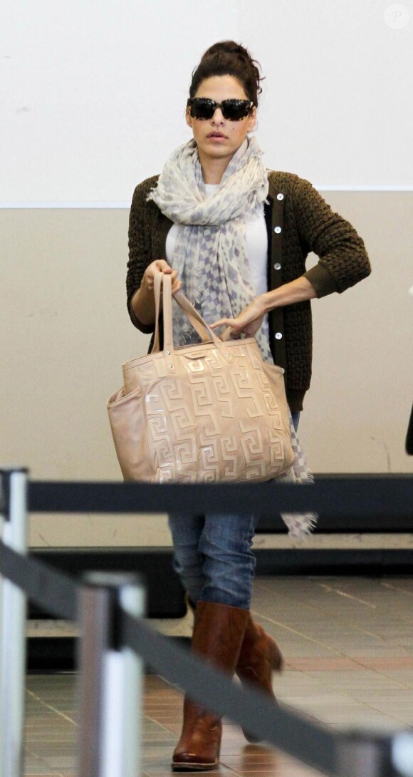 Eva Mendes lors de son arrivée à l'aéroport de Los Angeles le 19 mars 2011