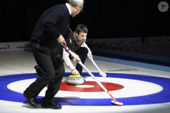 Le 18 mars 2011, le prince Frederik de Danemark lançait la première pierre des Mondiaux féminins de curling, au Danemark.