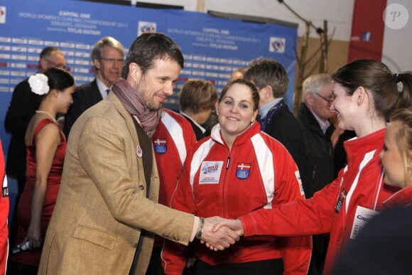 Le 18 mars 2011, le prince Frederik de Danemark lançait la première pierre des Mondiaux féminins de curling, au Danemark.