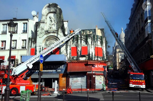 L'Elysée Montmartre en flammes, à Paris, le 22 mars 2011