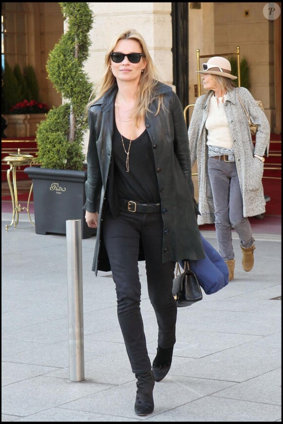 Kate Moss et sa mère font du shopping à Paris le 22 mars 2011