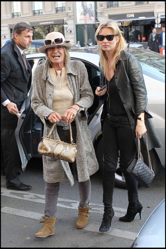 Kate Moss et sa mère font du shopping à Paris le 22 mars 2011