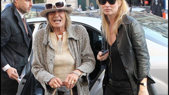 Kate Moss : Virée shopping à Paris avec sa maman, au look branché !