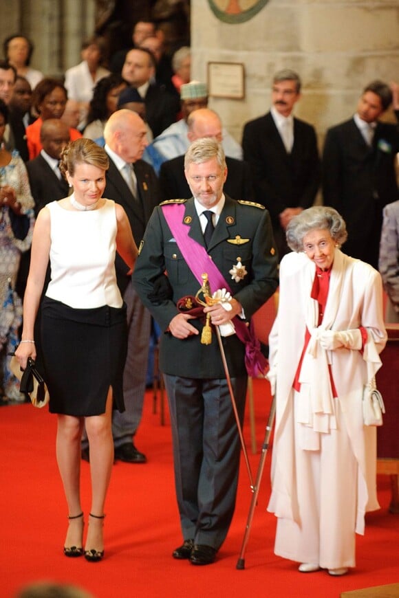 La reine Fabiola de Belgique (photo : avec son neveu le prince héritier Philippe et sa femme la princesse Mathilde lors de la Fête nationale le 21 juillet 2010) est régulièrement la cible de menaces de mort.