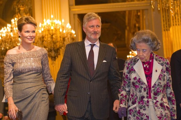 La reine Fabiola de Belgique (photo : avec son neveu le prince héritier Philippe et sa femme la princesse Mathilde lors du concert de Noël le 15 décembre 2010) est régulièrement la cible de menaces de mort.