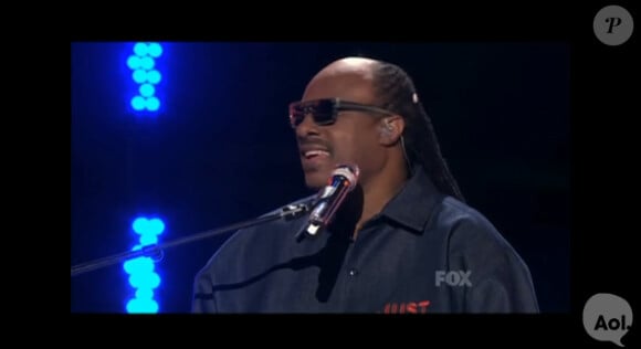 Stevie Wonder souhaite en chansons un joyeux anniversaire à Steven Tyler, sur le plateau d'American Idol