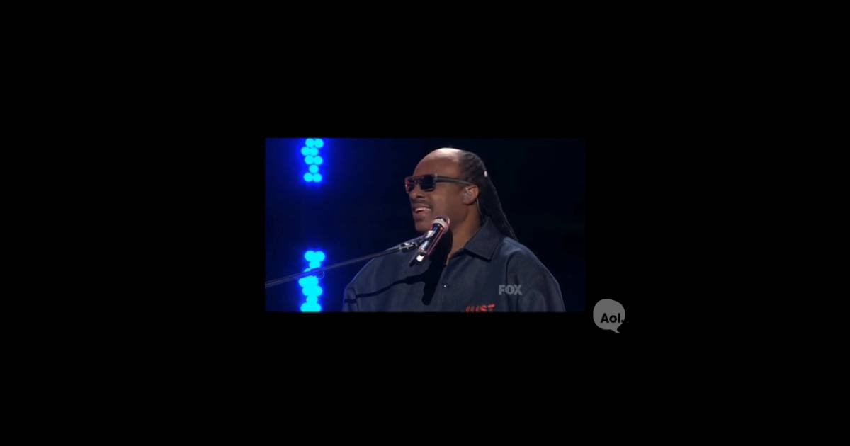 Stevie Wonder souhaite en chansons un joyeux anniversaire à Steven Tyler, sur le plateau d