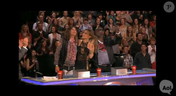 Stevie Wonder souhaite en chansons un joyeux anniversaire à Steven Tyler, sur le plateau d'American Idol