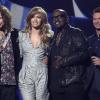 Steven Tyler, Jennifer Lopez, Randy Jackson et le présentateur Ryan Seacrest sur le plateau d'American Idol