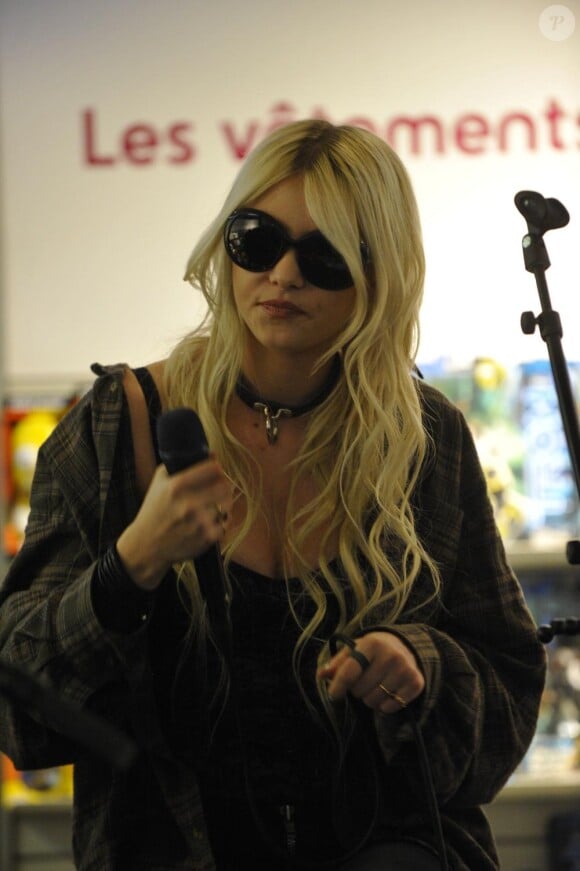 Taylor Momsen en showcase à la Fnac des Champs-Elysées, à paris le 25 mars 2011