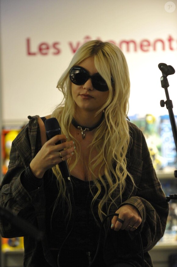 Taylor Momsen en showcase à la Fnac des Champs-Elysées, à paris le 25 mars 2011