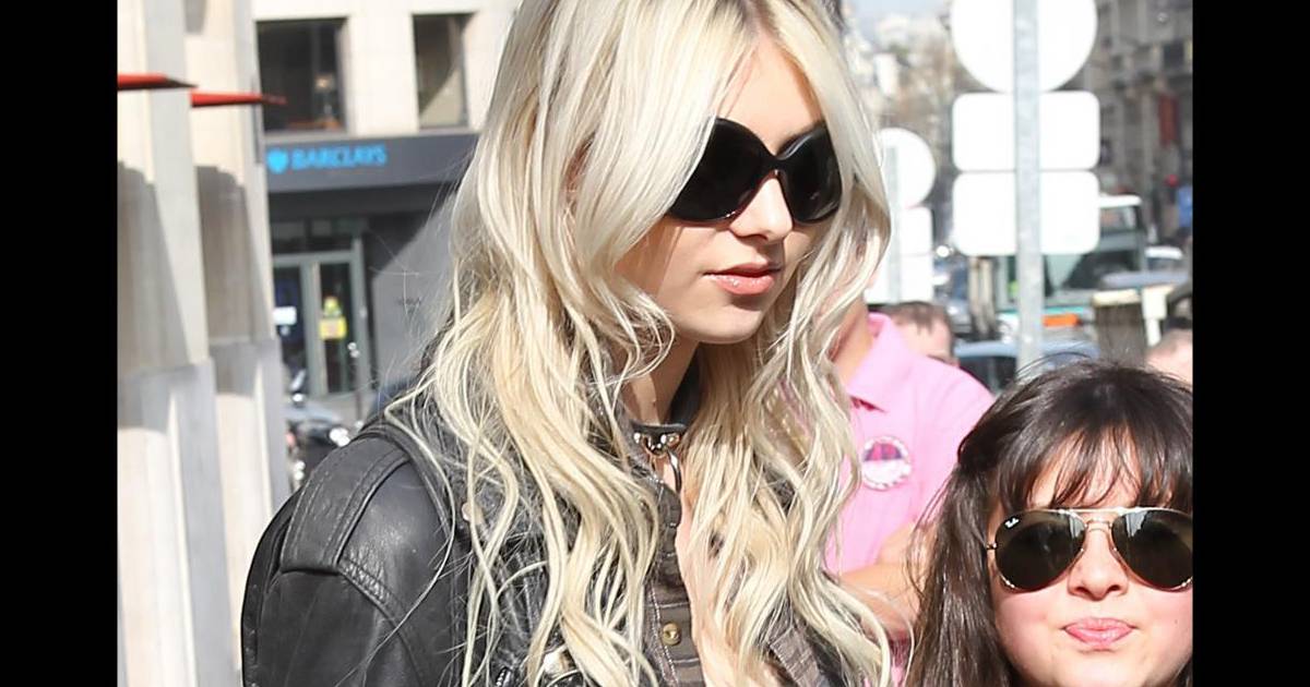 Taylor Momsen dans les rues de Paris le 25 mars 2011 - Purepeople