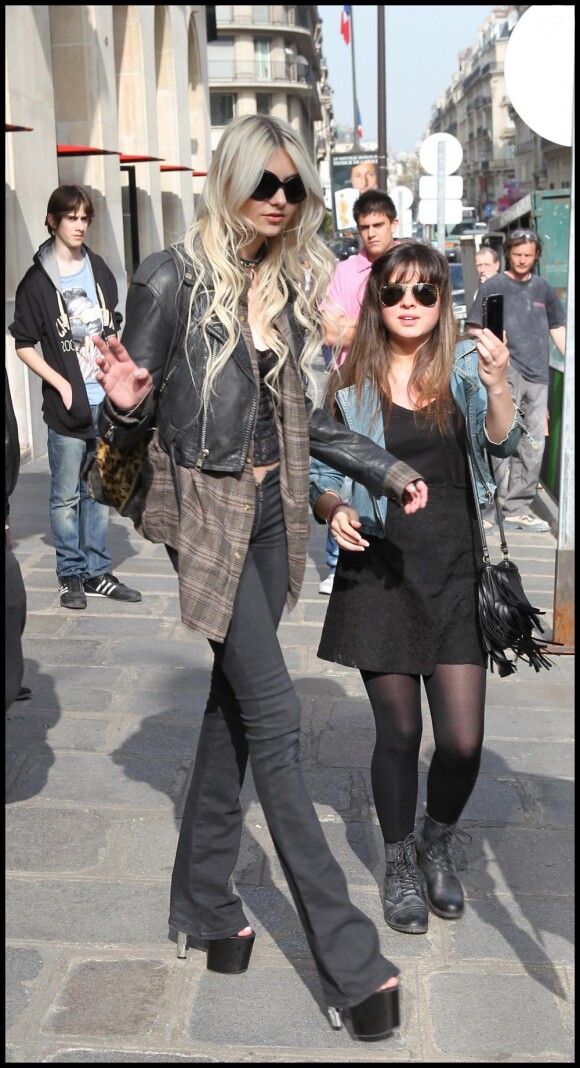 Taylor Momsen dans les rues de Paris le 25 mars 2011