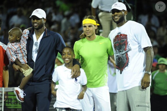 Rafael Nadal salué par Dwyane Wade et LeBron James lors du Master 1000 de Miami, le 26 mars 2011