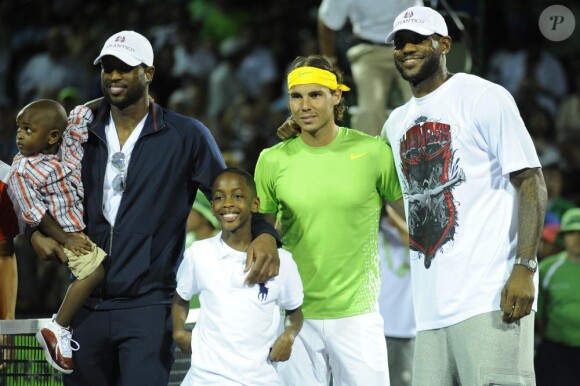 Rafael Nadal salué par Dwyane Wade et LeBron James lors du Master 1000 de Miami, le 26 mars 2011