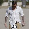 David Beckham s'éclate comme un petit fou sur le tournage de la nouvelle publicité pour Diet Pepsi, sur une plage de Los Angeles, le 28 mars 2011.