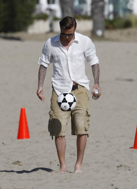 David Beckham s'éclate comme un petit fou sur le tournage de la nouvelle publicité pour Diet Pepsi, sur une plage de Los Angeles, le 28 mars 2011.