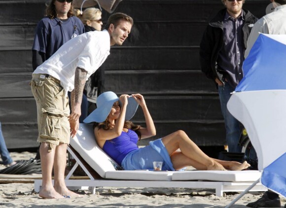 David Beckham et Sofia Vergara s'entendent comme deux larrons en foire sur le tournage de la nouvelle publicité pour Diet Pepsi, sur une plage de Los Angeles, le 28 mars 2011.