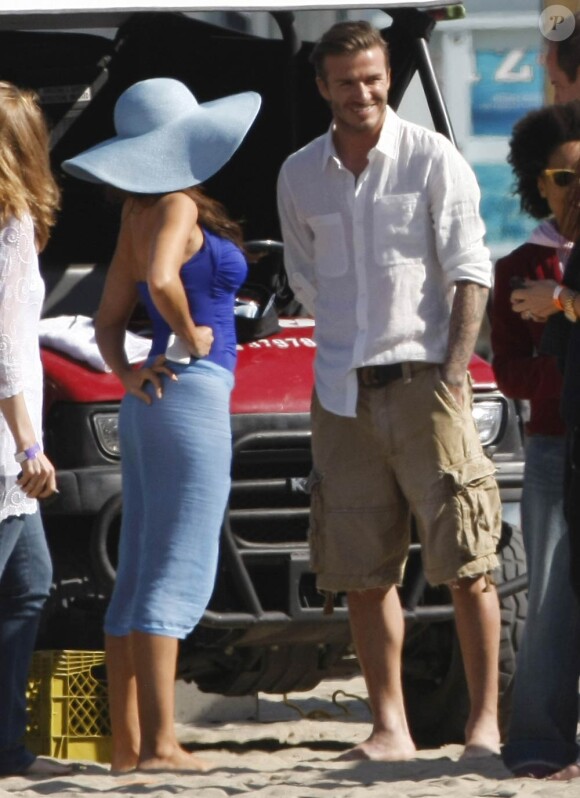 David Beckham et Sofia Vergara s'entendent comme deux larrons en foire sur le tournage de la nouvelle publicité pour Diet Pepsi, sur une plage de Los Angeles, le 28 mars 2011.